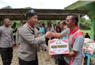 Kapolres Ponorogo AKBP Catur Cahyono Wibowo saat memberikan bantuan pengungsi bencana tanah longsor