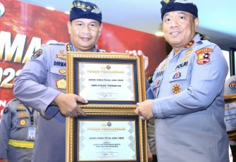 Kabid Humas Polda Jatim Kombes Dirmanto saat menerima penghargaan 