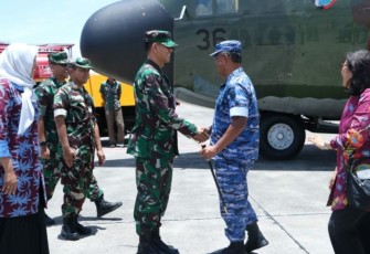 Danlanud Husein Sastranegara Kolonel Pnb Ardi Syahri menyambut Danseskoau Marsda TNI Minggit Triwibowo di apron lanud Husein Sastranegara Bandung 