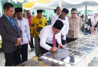 Wamenag Zainut Tauhid Sa'adi menandatangani prasasti peresmian sejumlah gedung yang dibangun melalui SBSN di Provinsi Papua
