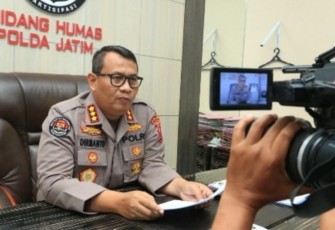 Kabid Humas Polda Jatim Kombes Dirmanto saat memberikan keterangan pers 