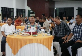 Danmenarmed 2 Kostrad Kolonel Arm Joko Setiyo Kurniawan (paling kanan) saat acara malam akrab Rabiniscab Armada TNI AD Tahun 2023 di Cimahi Bandung 
