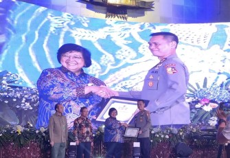 Irjen Pol Prof Dadang Hartanto saat menerima penghargaan KLHK