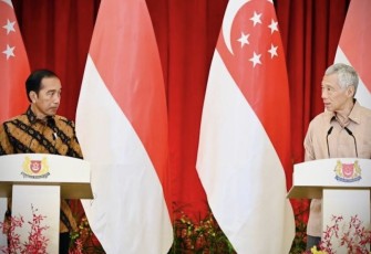 Presiden Joko Widodo dan Perdana Menteri (PM) Singapura Lee melakukan pernyataan pers bersama usai pertemuan bilateral di Istana Kepresidenan Singapura, pada Kamis, 16 Maret 2023