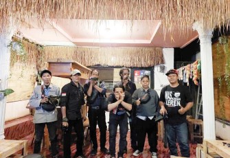 KWB Photography Indonesia, saat tengah sesi foto bersama, usai membahas program kerja mempromosikan Kota Batu melalui fotografi dan cinematografi di Omah Sate KWB
