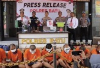 Kapolres Batu AKBP Oskar Syamsuddin saat konferensi pers 