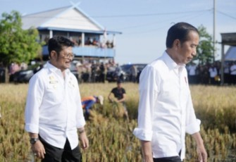 Mentan RI Syahrul Yasin Limpo saat mendampingi presiden Jokowi panen raya padi di Maros Sulsel, Kamis (30/3)