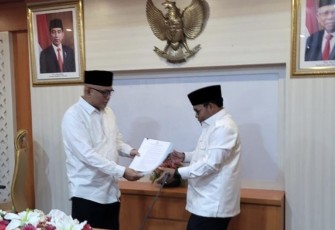Rektor IAIN Takengon Zulkarnain serahkan hasil verifikasi terjemah Al-Quran Bahasa Gayo ke Kapus LKKMO Arskal Salim