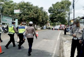 Olah TKP laka mobil dinas Bupati Kuningan