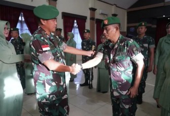 Danrem 121/Abw Brigjen TNI Pribadi Jatmiko memberikan ucapan selamat kenaikan pangkat prajuritnya
