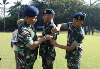 Dankosek IKN Marsma TNI Yuniarsa Aditya Permana menyematkan kenaikan pangkat prajuritnya 