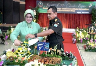 Danrem 121/Abw Brigjen TNI Pribadi Jatmiko memotong tumpeng syukuran 