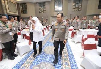 Kapolda Jatim Irjen Pol Toni Harmanto bersama Gubernur Jatim Khofifah Indar Parawansa 