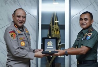 Danrem 121/Abw Brigjen TNI Pribadi Jatmiko menerima cenderamata 