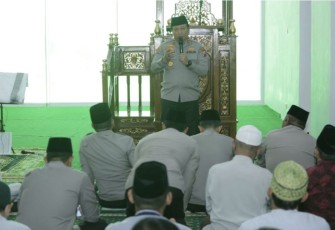 Kapolda Jatim Irjen Pol Toni Harmanto saat Jum'at curhat 