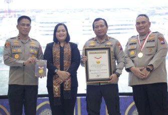Kapolda Jatim Irjen Pol Toni Harmanto saat menerima piagam rekor Muri 