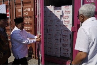 Wamenag melepas ekspor perdana Produk UMKM untuk Konsumsi Haji, Senin (17/4/2023).