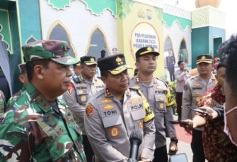 Kapolda Jatim Irjen Pol Toni Harmanto bersama Pangdam V Brawijaya saat memberikan keterangan pers di stasiun Gubeng, Surabaya Jum'at (21/4)