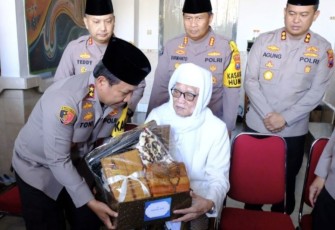 Kapolda Jatim Irjen Pol Toni Harmanto saat memberikan bingkisan KH Anwar Mansur Pengasuh Ponpes Lirboyo Kediri 