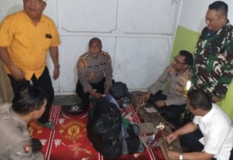 Kapolres Lumajang AKBP Boy Jeckson saat di rumah penderita ODGJ