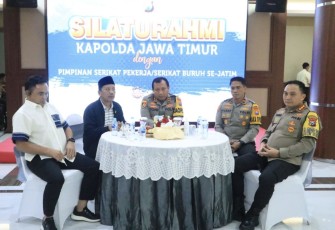 Kapolda Jatim Irjen Pol Toni Harmanto saat pertemuan silaturahmi dengan Serikat Buruh se-Jatim