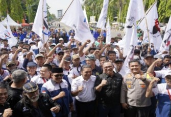 Peringatan hari Buruh Internasional di halaman kantor Walikota Cilegon, Senin (1/5)