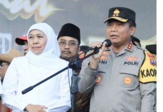 Kapolda Jatim Irjen Pol Toni Harmanto bersama gubernur Khofifah Indar Parawansa saat peringatan hari Buruh Internasional di kantor gubernur, Senin (1/5)