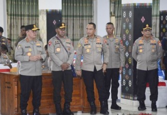 Kabaharkam Polri Komjen Dr Muhammad Fadil Imran (kiri) saat pengecekan pengamanan KTT Asean, NTT, Selasa (2/5)