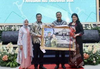 Pangdam XII/Tpr Mayjen TNI Iwan Setiawan memberikan cenderamata 