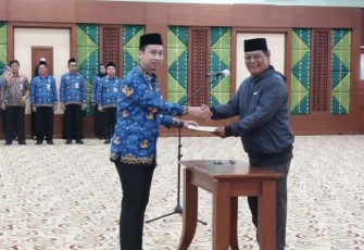 Gubernur Kalsel, Sahbirin Noor (kanan) menyerahkan SK kepada PNS yang dilantik di Gedung KH Idham Chalid Banjarbaru, Kamis (4/5)