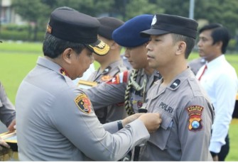 Kapolda Jatim Irjen Pol Toni Harmanto saat memberikan penghargaan personel Polresta Malang Kota