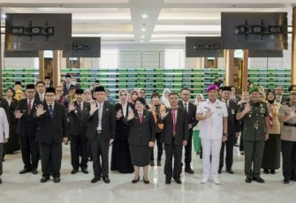 Gubernur Kalbar H Sutarmidji foto bersama Kepala BKKBN dan jajaran usai pelantikan 