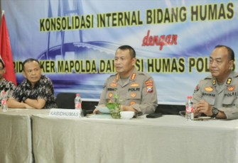 Kabid Humas Polda Jatim Kombes Dirmanto saat memberikan sosialisasi, Kamis (4/5)