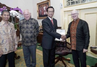 Gubernur DIY Sri Sultan Hamengkubuwono X saat menerima kunjungan Dubes Belgia H.E Frank Felix di Gedhong Wilis, Yogyakarta, Kamis (4/5)