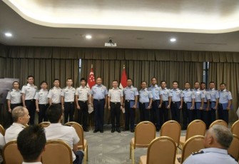 Kasau Marsekal TNI Fajar Prasetyo beserta jajaran foto bersama usai menerima wing penerbang kehormatan dari RSAF di Singapura, Kamis (4/5) 