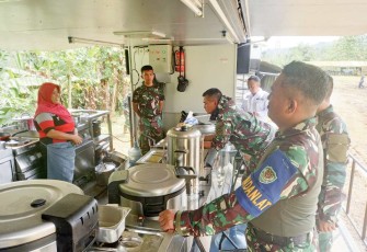 Pangdam III/Slw Mayjen TNI Kunto Arief Wibowo saat berdialog dengan ibu Maya 