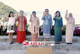 Ibu Iriana Joko Widodo menggelar jamuan minum teh bersama para pendamping pemimpin ASEAN di lantai 2 Puncak Waringin, Kabupaten Manggarai Barat, NTT, Rabu (10/5/2023)
