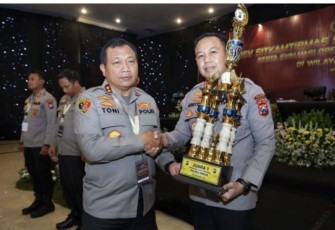 Kapolda Jatim Irjen Pol Toni Harmanto saat memberikan piala kepada Kapolres Gresik AKBP Adhitya Panji Anom