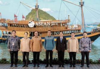 Presiden Jokowi bersama para pemimpin negara ASEAN di Labuan Bajo, NTT, Kamis (11/5)