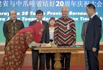 Wali Kota Semarang Hevearita Gunaryanti Rahayu saat menandatangani MoU dengan Pemerintah Kota Fuzhou, Rabu (10/5)