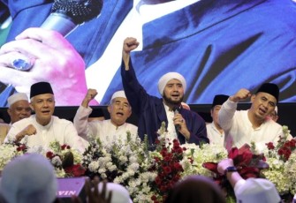 Ganjar Pranowo bersama Habib Sheikh bersholawat di Banyumas, Jum'at (12/5)