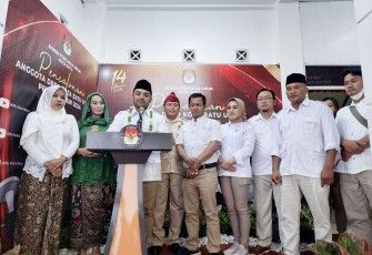 Ketua DPC Partai Gerindra Kota Batu Hely Suyanto, S.H., M.H bersama para Bacaleg, saat konferensi pers usai menyerahkan berkas pencalonan sebagai wakil rakyat