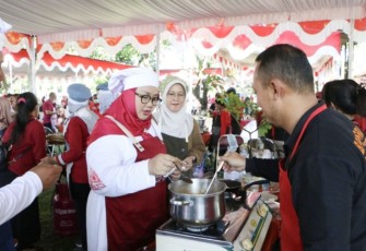Bupati Sragen Kusdinar Untung Yuni Sukowati unjuk kebolehan memasak meriahkan Hari Jadi Kab Sragen ke 277