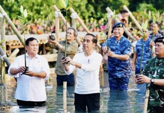 Presiden Joko Widodo menghadiri Puncak Penanaman Mangrove Nasional secara Serentak oleh Jajaran TNI di Seluruh Indonesia Tahun 2023, di Taman Wisata Alam (TWA) Angke Kapuk, Jakarta, Senin, (15/5)