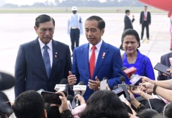 Presiden Joko Widodo menyampaikan keterangannya di hadapan awak media di Pangkalan TNI AU Halim Perdanakusuma, Jakarta, Jum'at (19/5)