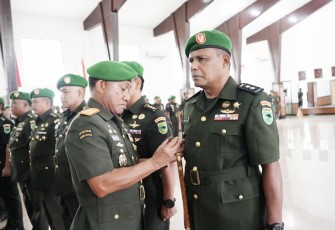 Pangdam XVIII/Kasuari Mayjen TNI Gabriel Lema saat Lantik Letkol Inf Syawaludin Abuhasan sebagai Kapendam