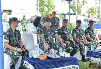 Danlanud Sutan Sjahrir (kiri) saat mendampingi Kasau dalam kunjungan kerja di Lanud Sutan Sjahrir, Jum'at (19/5)