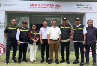 Dirjen PHU, Staf Khusus Menag dan Pejabat di Dirjen PHU saat meninjau kesiapan MCH Jakarta, Sabtu (20/5)