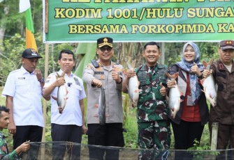 Dandim 1001/HSU-BLG Letkol Inf Dhuwi Hendradjaja saat panen ikan patin