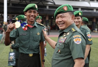 Kasad Jenderal TNI Dudung Abdurachman saat memberikan penghargaan prajurit berprestasi di ajang SEA Games 2023 Kamboja, Mabesad Jakarta, Rabu (24/5)